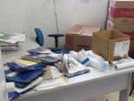 Local abriga os programas de tratamento de hansenase e tuberculose. Materiais foram espalhados e terra foi jogada em cima das mesas