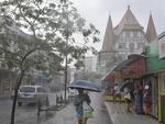 Chuva que comeou por volta das 17h em Blumenau, fez a temperatura cair para 26,2 C. Em janeiro, a cidade registrou o vero com temperaturas mais altas nos ltimos 83 anos