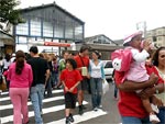 Com estandes no Cais do Porto, movimento na Avenida Mau  constante