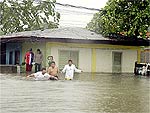 Rua inundada pelas chuvas do Beta em Honduras