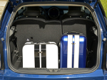 A capacidade do porta-malas est maior: passou de 160 litros para 211 litros.