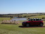 A terceira gerao do MINI hatch chega ao Brasil em junho de 2014 celebrando os cinco anos de atuao da marca no pas.