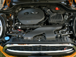 O Mini Cooper chega equipado com motor 1.5l TwinPower Turbo a gasolina, de trs cilindros gerando 136 cavalos de potncia. Na verso Cooper S o motor  2.0l TwinPower Turbo a gasolina de quatro cilindros, com 192 cavalos. As duas opes esto integradas ao novo cmbio automtico de seis marchas.