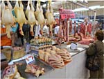 Carnes de frango  vendida em mercado de Lima, no Peru. Ministros da agricultura de seis pases sul-americanos se encontram para discutir formas conjuntas de combater uma eventual epidemia de gripe aviria