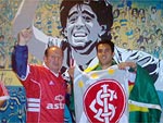 Na foto, verton Eilert Rodrigues e Vicente no estdio do Boca Juniors. E eles garantem: Maradona  Colorado!!