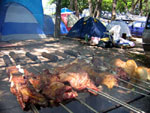 No h chance para outros pratos: o churrasco foi a refeio unnime nos acampamentos do Parque da Oktoberfest.