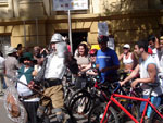 O ciclista da triste figura. A turma dos pedalantes do livro foi recepcionada na frente do pavilho de autgrafos pelos nossos velhos conhecidos Dom Quixote e Sancho Pana. Pra quem no lembra, favor verificar as fotos anteriores desta pgina.