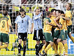 Australianos comemoram gol que deu a vitria por 1 a 0 no tempo normal