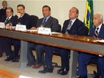 A mesa do depoimento, da esquerda para a direita: Sarney, Palocci, o presidente da CAE, senador Luiz Otvio, Renan Calheiros, e Antonio Carlos Magalhes