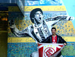 Rafael Santos de Araujo posando  frente da foto do craque argentino Diego Armando Maradona