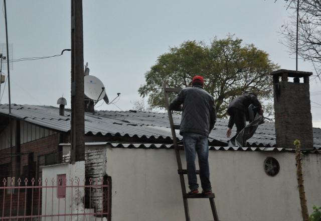 Moradores trabalham na reconstrução das casas atingidas