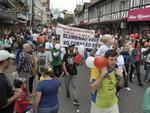Mais de duas mil pessoas desfilam em comemorao aos 164 anos de Blumenau  O desfile na rua XV de Novembro foi ameaado pela chuva, mas participantes no desanimaram e foram at o final