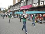Mais de duas mil pessoas desfilam em comemorao aos 164 anos de Blumenau  O desfile na rua XV de Novembro foi ameaado pela chuva, mas participantes no desanimaram e foram at o final