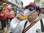 Mais de duas mil pessoas desfilam em comemorao aos 164 anos de Blumenau  O desfile na rua XV de Novembro foi ameaado pela chuva, mas participantes no desanimaram e foram at o final