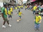 Mais de duas mil pessoas desfilam em comemorao aos 164 anos de Blumenau  O desfile na rua XV de Novembro foi ameaado pela chuva, mas participantes no desanimaram e foram at o final