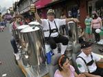 Mais de duas mil pessoas desfilam em comemorao aos 164 anos de Blumenau  O desfile na rua XV de Novembro foi ameaado pela chuva, mas participantes no desanimaram e foram at o final