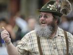 Mais de duas mil pessoas desfilam em comemorao aos 164 anos de Blumenau  O desfile na rua XV de Novembro foi ameaado pela chuva, mas participantes no desanimaram e foram at o final