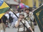 Mais de duas mil pessoas desfilam em comemorao aos 164 anos de Blumenau  O desfile na rua XV de Novembro foi ameaado pela chuva, mas participantes no desanimaram e foram at o final