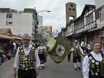 Mais de duas mil pessoas desfilam em comemorao aos 164 anos de Blumenau  O desfile na rua XV de Novembro foi ameaado pela chuva, mas participantes no desanimaram e foram at o final