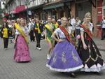 Mais de duas mil pessoas desfilam em comemorao aos 164 anos de Blumenau  O desfile na rua XV de Novembro foi ameaado pela chuva, mas participantes no desanimaram e foram at o final