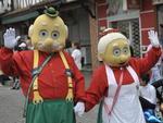 Mais de duas mil pessoas desfilam em comemorao aos 164 anos de Blumenau  O desfile na rua XV de Novembro foi ameaado pela chuva, mas participantes no desanimaram e foram at o final