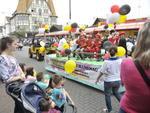 Mais de duas mil pessoas desfilam em comemorao aos 164 anos de Blumenau  O desfile na rua XV de Novembro foi ameaado pela chuva, mas participantes no desanimaram e foram at o final