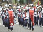 Mais de duas mil pessoas desfilam em comemorao aos 164 anos de Blumenau  O desfile na rua XV de Novembro foi ameaado pela chuva, mas participantes no desanimaram e foram at o final