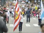 Mais de duas mil pessoas desfilam em comemorao aos 164 anos de Blumenau  O desfile na rua XV de Novembro foi ameaado pela chuva, mas participantes no desanimaram e foram at o final