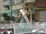 Mais de duas mil pessoas desfilam em comemorao aos 164 anos de Blumenau  O desfile na rua XV de Novembro foi ameaado pela chuva, mas participantes no desanimaram e foram at o final