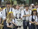 Mais de duas mil pessoas desfilam em comemorao aos 164 anos de Blumenau  O desfile na rua XV de Novembro foi ameaado pela chuva, mas participantes no desanimaram e foram at o final
