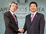Presidente sul-coreano Roh Moo-hyun,  direita, cumprimenta primeiro ministro japons Junichiro Koizumi durante encontro. Frum de Cooperao da sia-Pacfico (Apec) discute, entre outros temas, o esforo conjunto para combate  gripe aviria
