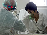 Em Jacarta, Indonsia, enfermeira examina paciente suspeita de ter contrado o vrus da gripe aviria