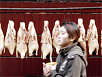 Em mercado de Xangai, China, patos so pendurados para secar