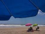 Cenas de vero na Praia de Navegantes, Centro.