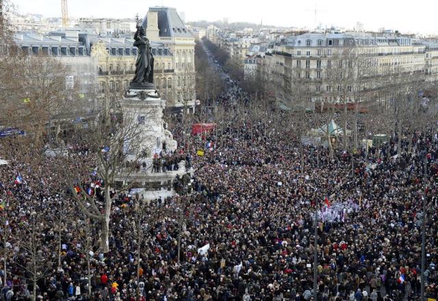 Manifestantes lotaram Praça da República neste domingo, em Paris