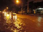 Depois de uma quarta-feira (11) quente, onde a sensao trmica chegou  45C, temporal atingiu Blumenau no fim da tarde e alagou vrias ruas da cidade.