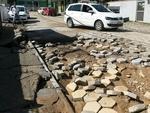 Depois do temporal desta quarta-feira (11), algumas ruas de Blumenau tiveram que passar por alguns reparos. A Rua Aranrangu teve parte do calamento danificado.