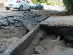 Depois do temporal desta quarta-feira (11), algumas ruas de Blumenau tiveram que passar por alguns reparos. A Rua Aranrangu teve parte do calamento danificado.