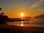 Amanhecer com cu bastante alaranjado na Praia do Buraco, em Balnerio Cambori