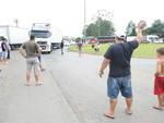 Motoristas aderem ao movimento nacional e impedem a passagem de caminhes em Pouso Redondo