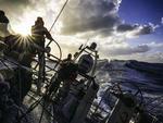 Velejadores da Volvo Ocean Race enfrentam ventos fortes e ondas grandes no percurso para Itaja