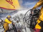 Velejadores da Volvo Ocean Race enfrentam ventos fortes e ondas grandes no percurso para Itaja
