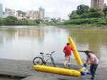O empresrio blumenauense Alcione Silva passeou com sua bicicleta aqutica pelo Itaja-Au