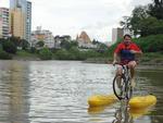 O empresrio blumenauense Alcione Silva passeou com sua bicicleta aqutica pelo Itaja-Au