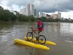 O empresrio blumenauense Alcione Silva passeou com sua bicicleta aqutica pelo Itaja-Au