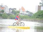 O empresrio blumenauense Alcione Silva passeou com sua bicicleta aqutica pelo Itaja-Au