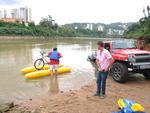 O empresrio blumenauense Alcione Silva passeou com sua bicicleta aqutica pelo Itaja-Au