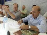Em 2009, Luiz Henrique da Silveira assina como governador a obra de servio para a construo da ponte de Ilhota