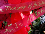 Flores adornam monumento que lembra as vtimas do atentado ao avio da empresa Pan Am, que explodiu em Lockerbie, Esccia, em dezembro de 1988. O atentado ocorreu durante os Jogos Panamericanos, deixando 270 mortos
