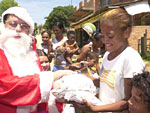Crianas de Porto Alegre e Regio Metropolitana receberam brinquedos, roupas, cestas bsicas e fraldas descartveis